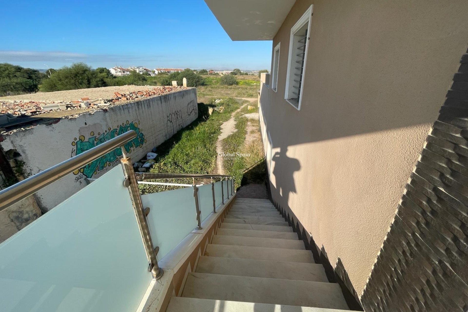 Odsprzedaż - WILLA  -
TORREVIEJA - 