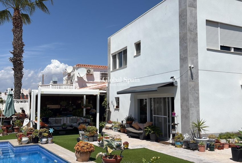 Odsprzedaż - WILLA  -
TORREVIEJA - 
