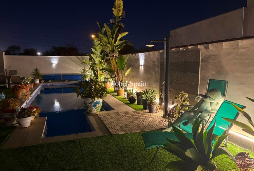 Odsprzedaż - WILLA  -
TORREVIEJA - 