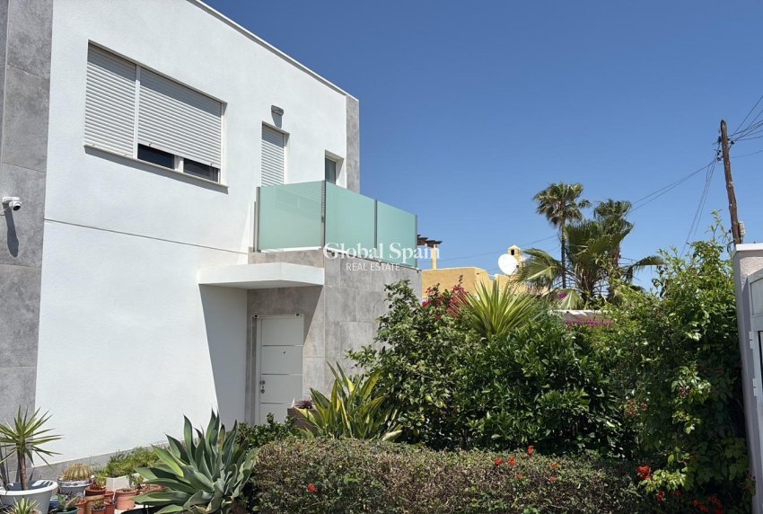 Odsprzedaż - WILLA  -
TORREVIEJA - 
