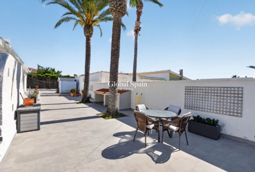 Odsprzedaż - WILLA  -
TORREVIEJA - 