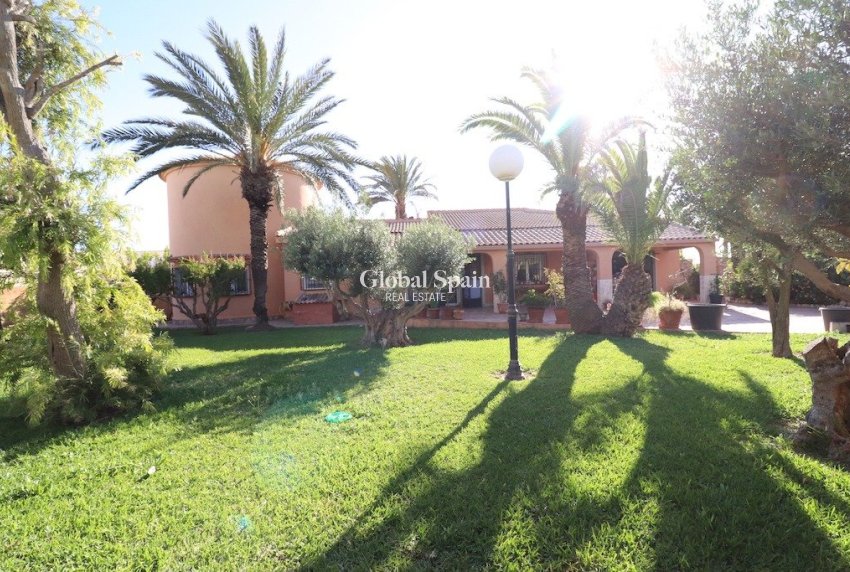 Odsprzedaż - WILLA  -
TORREVIEJA - 
