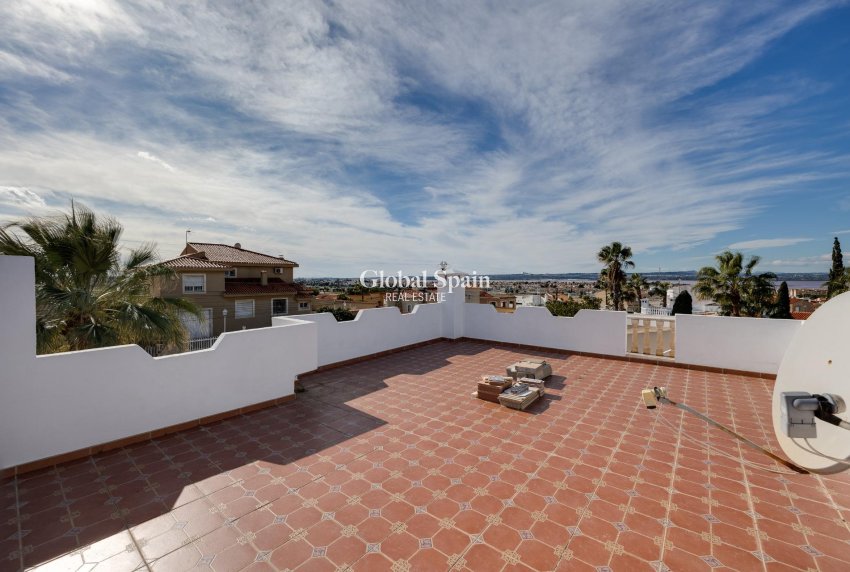 Odsprzedaż - WILLA  -
TORREVIEJA - 