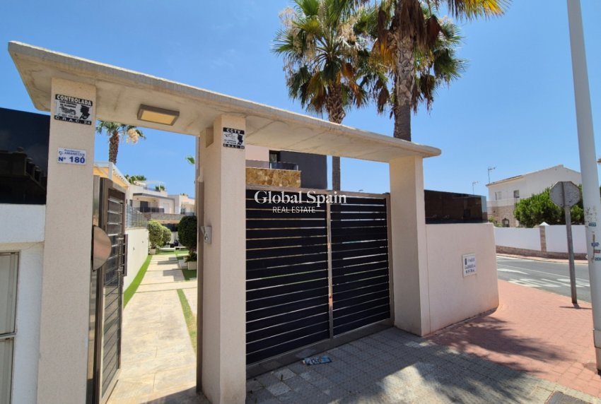 Odsprzedaż - WILLA  -
TORREVIEJA - 