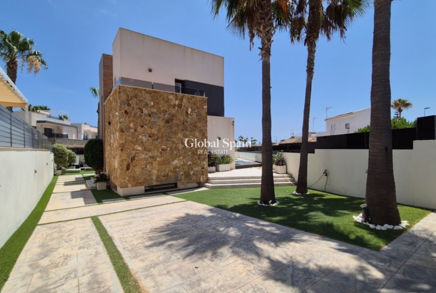 Odsprzedaż - WILLA  -
TORREVIEJA - 