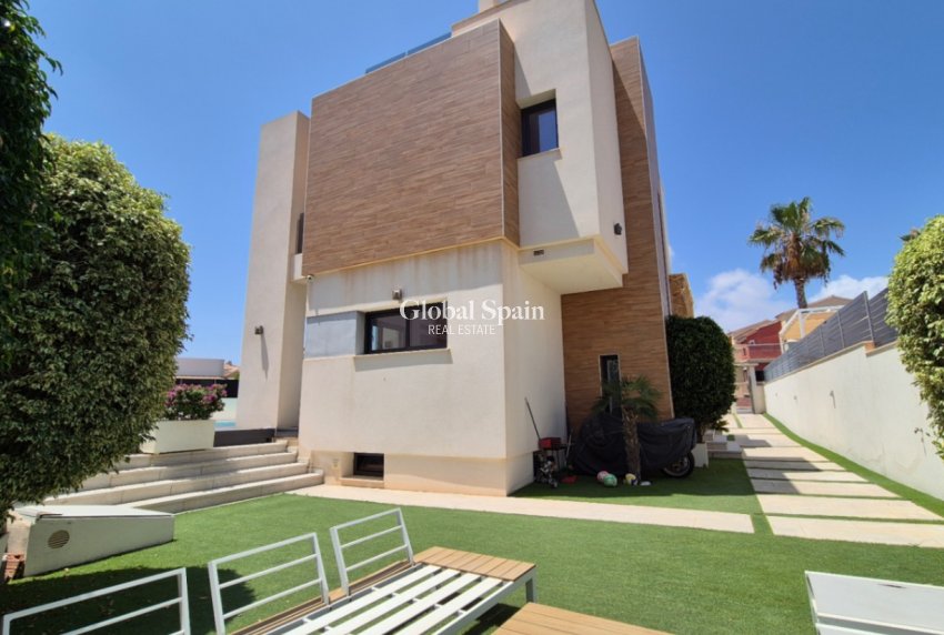 Odsprzedaż - WILLA  -
TORREVIEJA - 