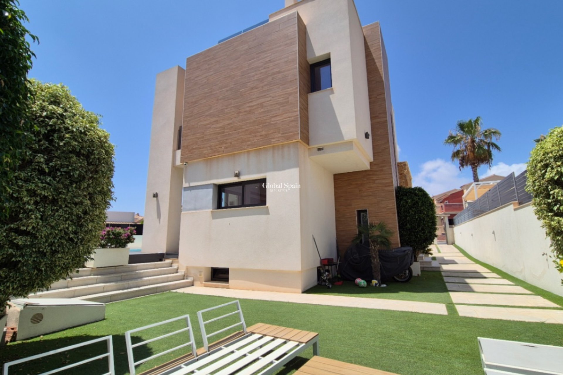 Odsprzedaż - WILLA  -
TORREVIEJA - 