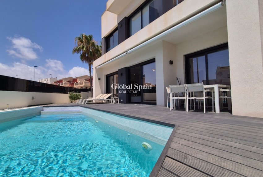 Odsprzedaż - WILLA  -
TORREVIEJA - 
