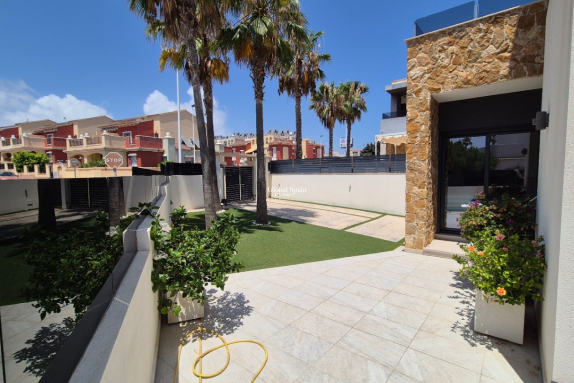Odsprzedaż - WILLA  -
TORREVIEJA - 