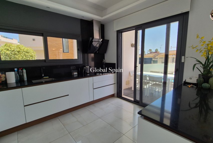 Odsprzedaż - WILLA  -
TORREVIEJA - 
