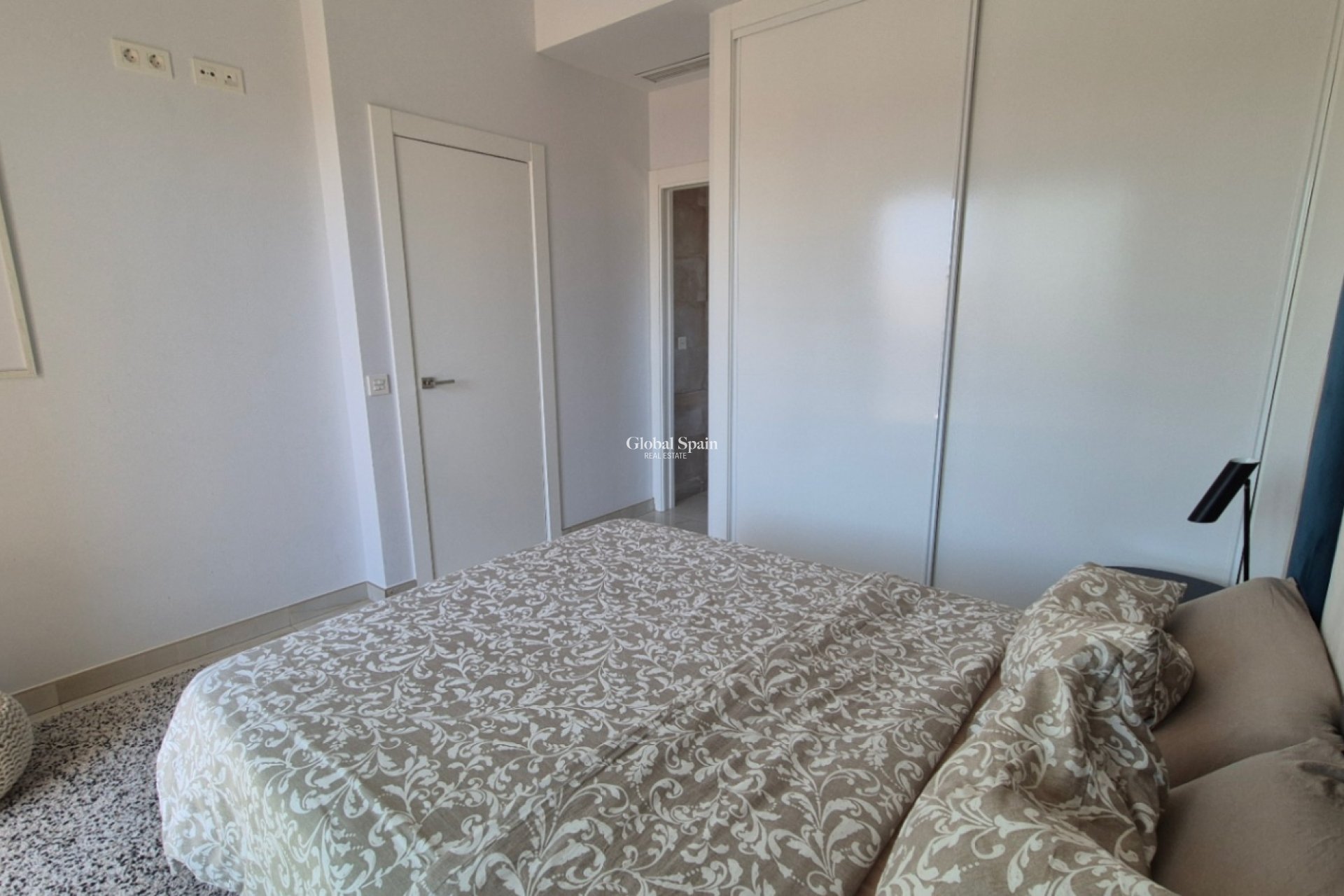 Odsprzedaż - WILLA  -
TORREVIEJA - 