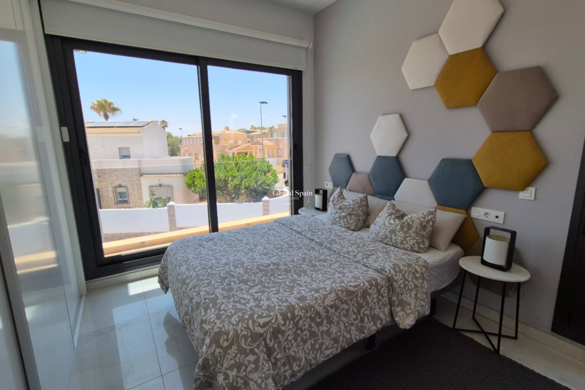 Odsprzedaż - WILLA  -
TORREVIEJA - 
