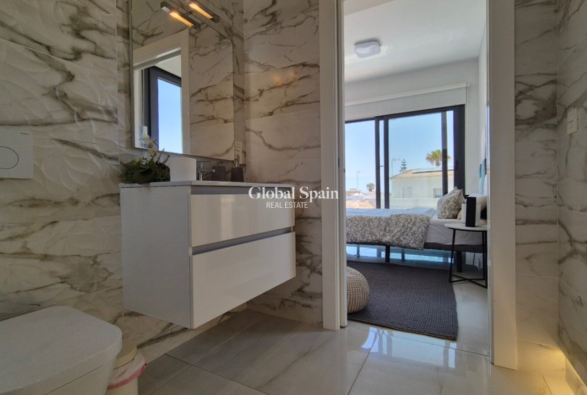 Odsprzedaż - WILLA  -
TORREVIEJA - 