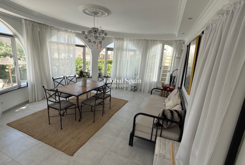 Odsprzedaż - WILLA  -
TORREVIEJA - 