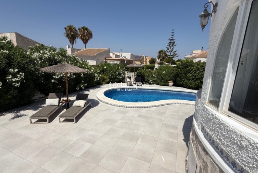 Odsprzedaż - WILLA  -
TORREVIEJA - 