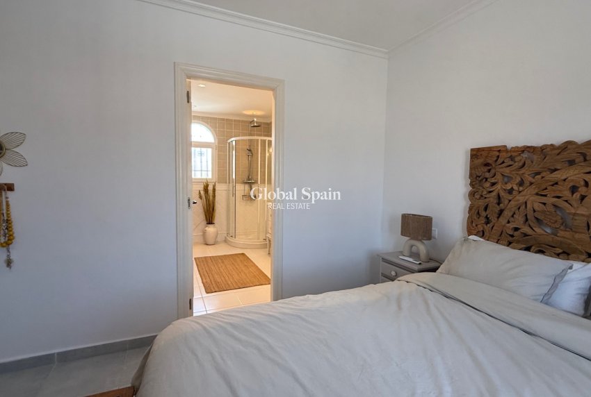 Odsprzedaż - WILLA  -
TORREVIEJA - 
