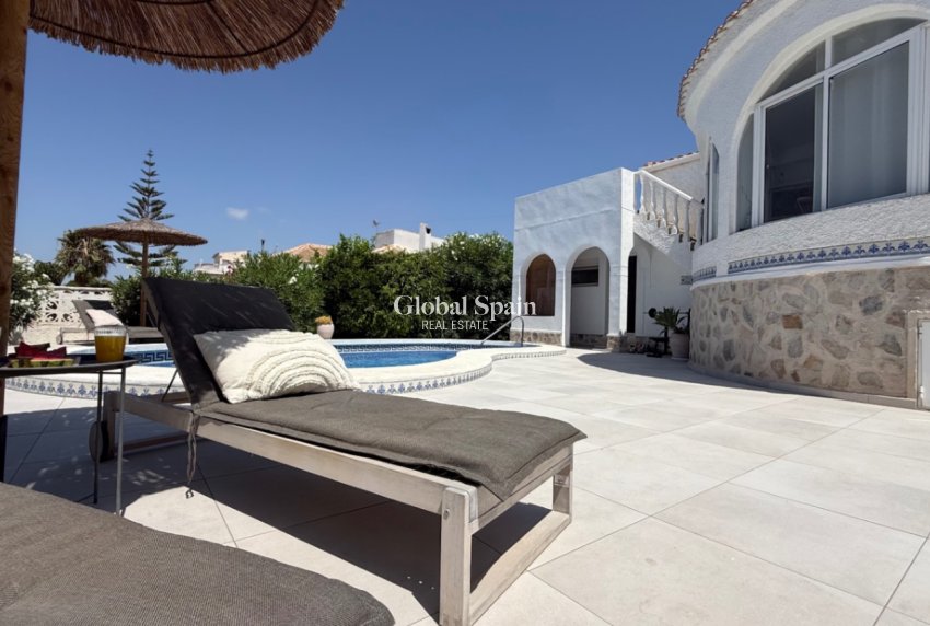 Odsprzedaż - WILLA  -
TORREVIEJA - 