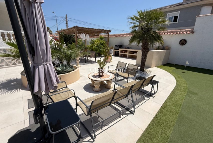 Odsprzedaż - WILLA  -
TORREVIEJA - 