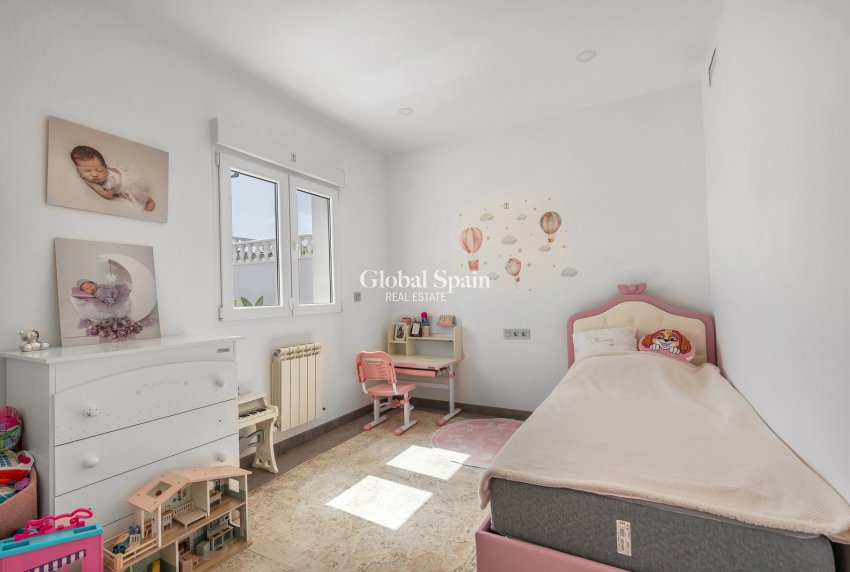 Odsprzedaż - WILLA  -
TORREVIEJA - 