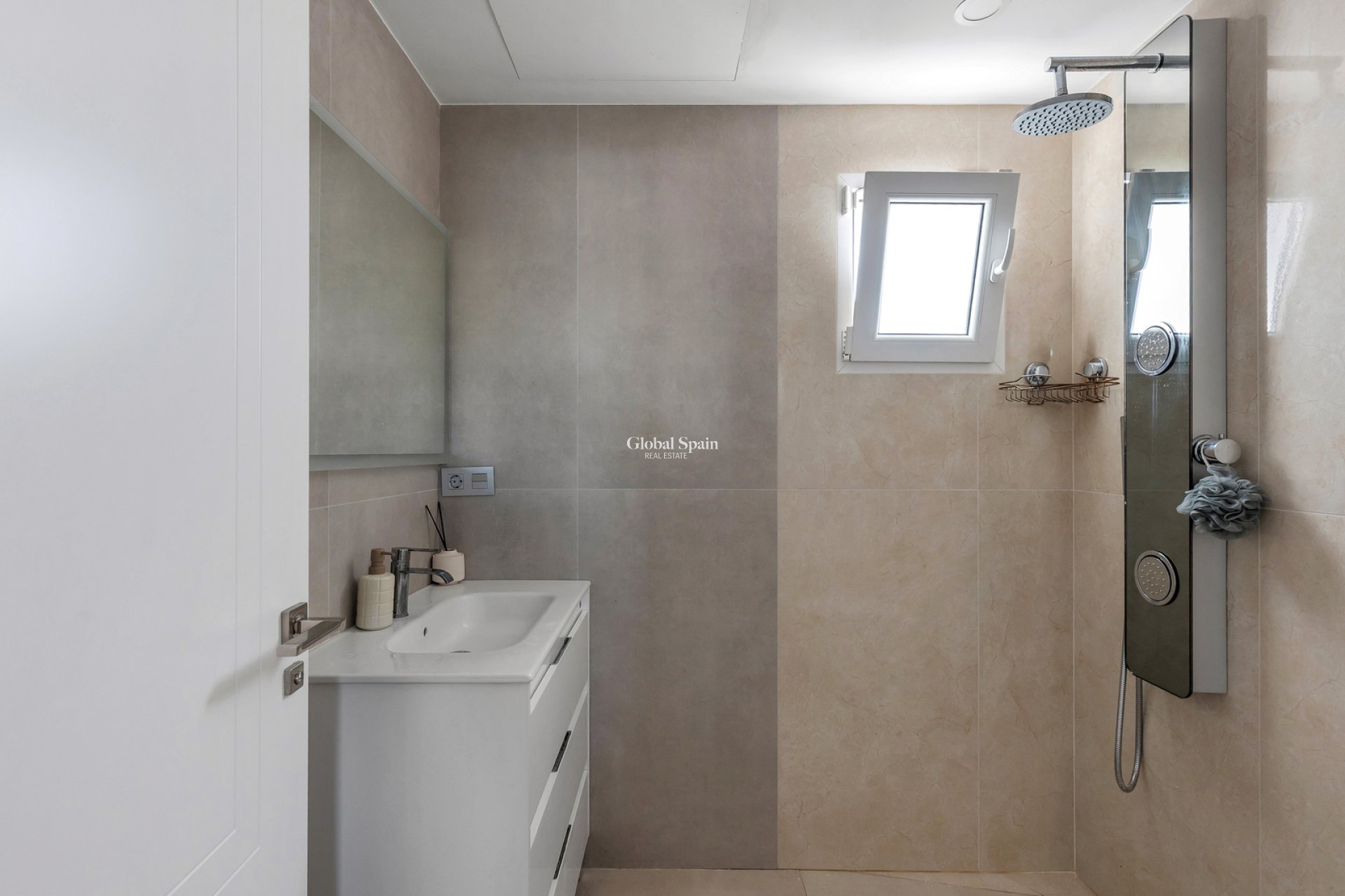 Odsprzedaż - WILLA  -
TORREVIEJA - 