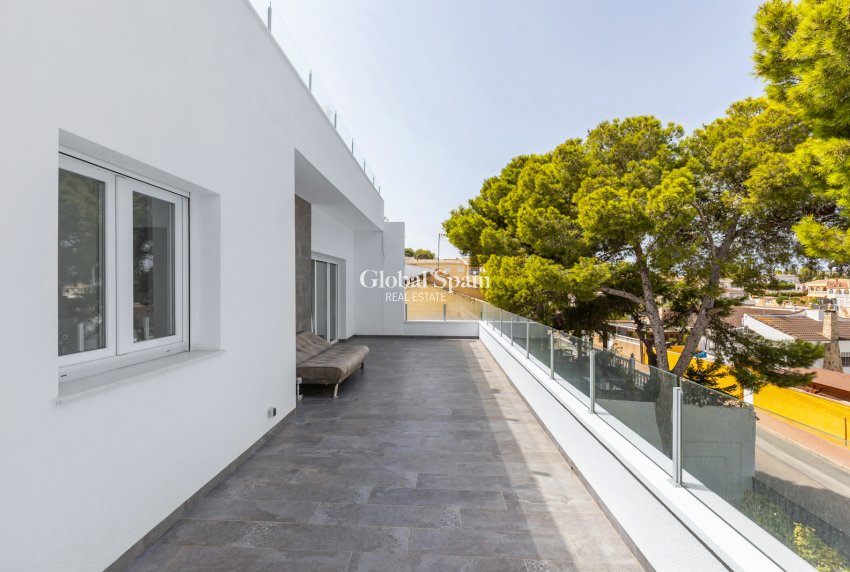 Odsprzedaż - WILLA  -
TORREVIEJA - 
