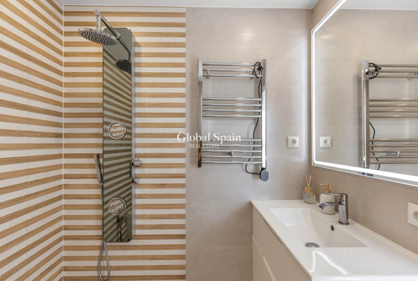 Odsprzedaż - WILLA  -
TORREVIEJA - 