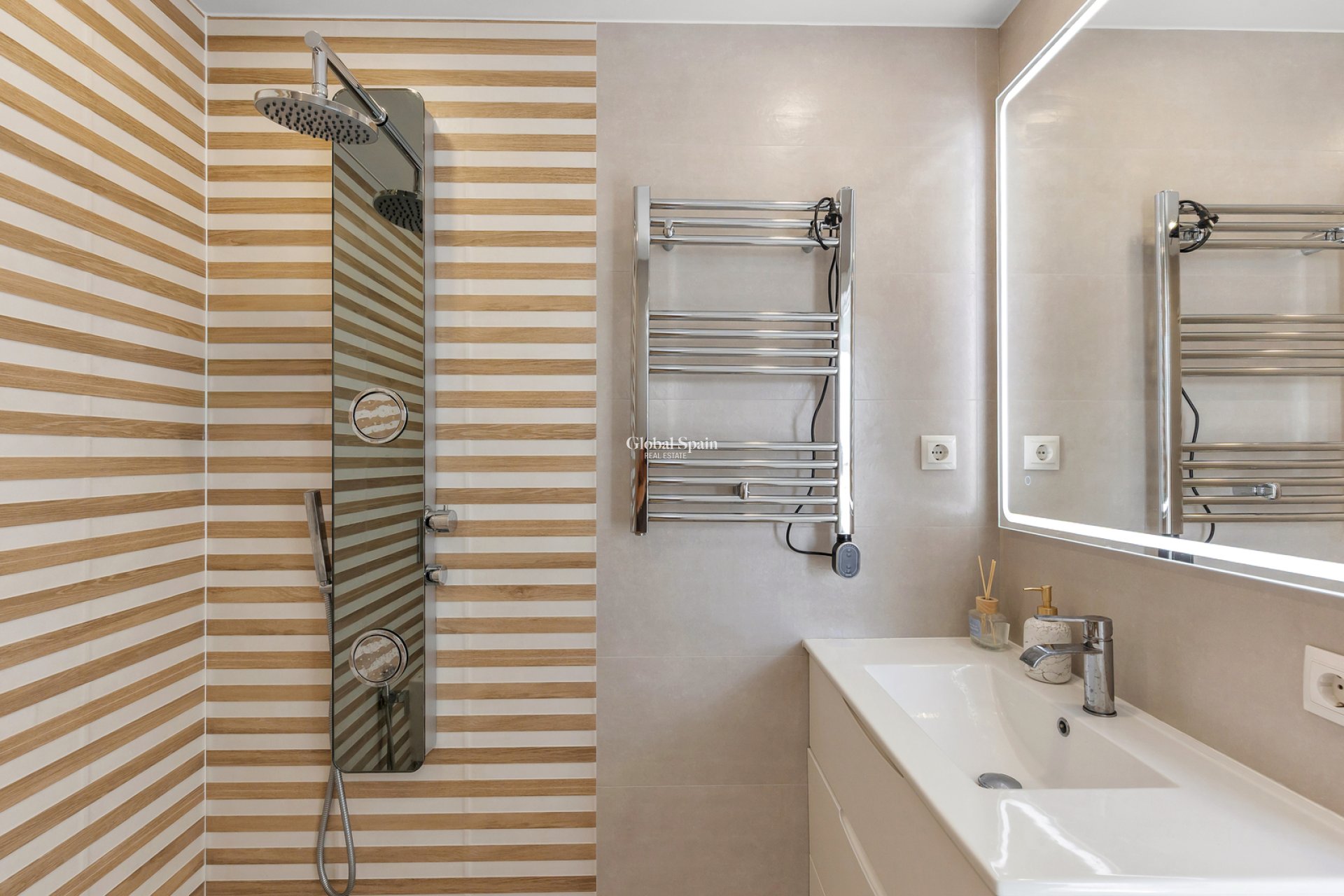 Odsprzedaż - WILLA  -
TORREVIEJA - 