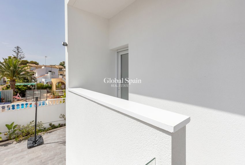 Odsprzedaż - WILLA  -
TORREVIEJA - 