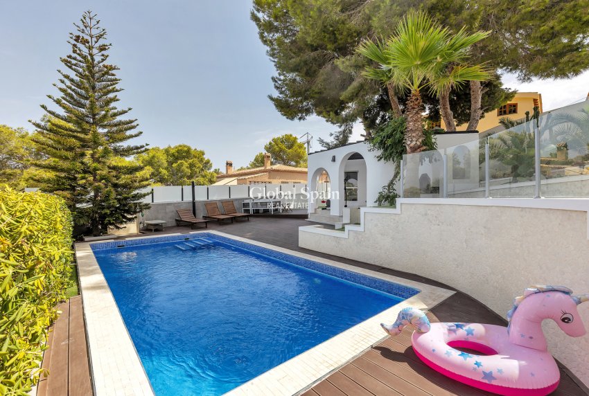 Odsprzedaż - WILLA  -
TORREVIEJA - 