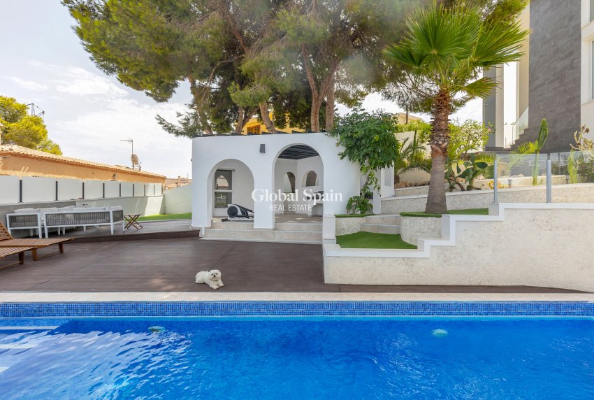 Odsprzedaż - WILLA  -
TORREVIEJA - 