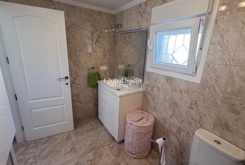 Odsprzedaż - WILLA  -
TORREVIEJA - 