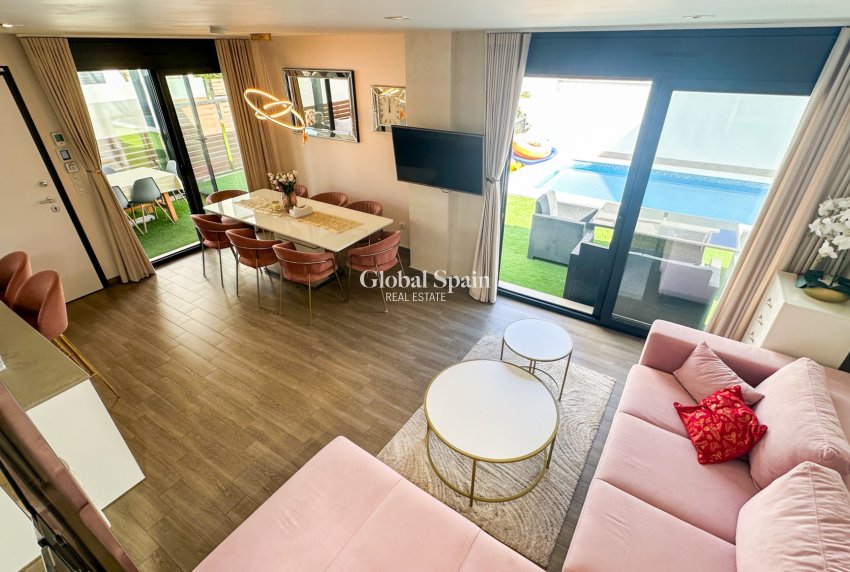 Odsprzedaż - WILLA  -
TORREVIEJA - 