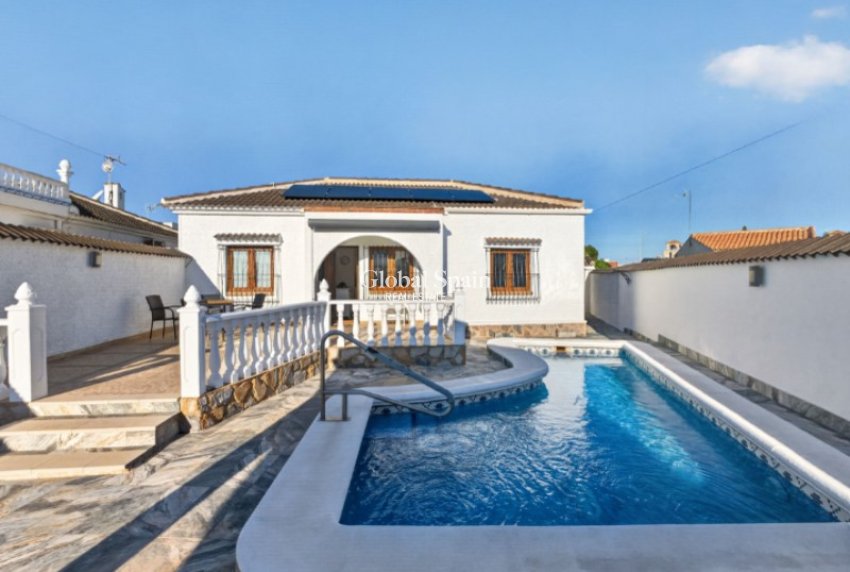 Odsprzedaż - WILLA  -
TORREVIEJA - 