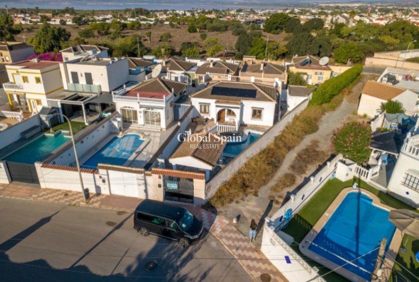 Odsprzedaż - WILLA  -
TORREVIEJA - 
