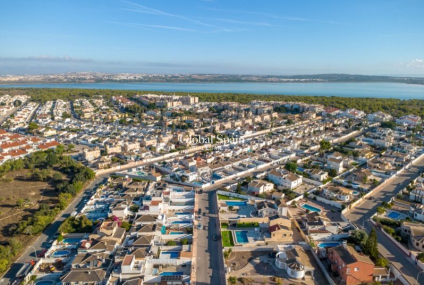 Odsprzedaż - WILLA  -
TORREVIEJA - 