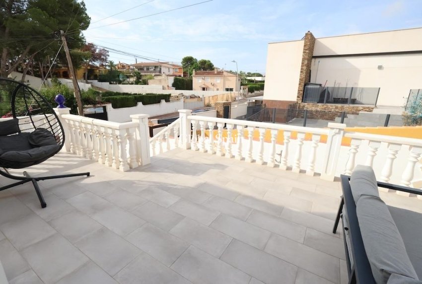 Odsprzedaż - WILLA  -
TORREVIEJA - 