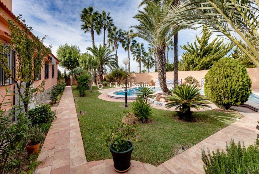 Odsprzedaż - WILLA  -
TORREVIEJA - 