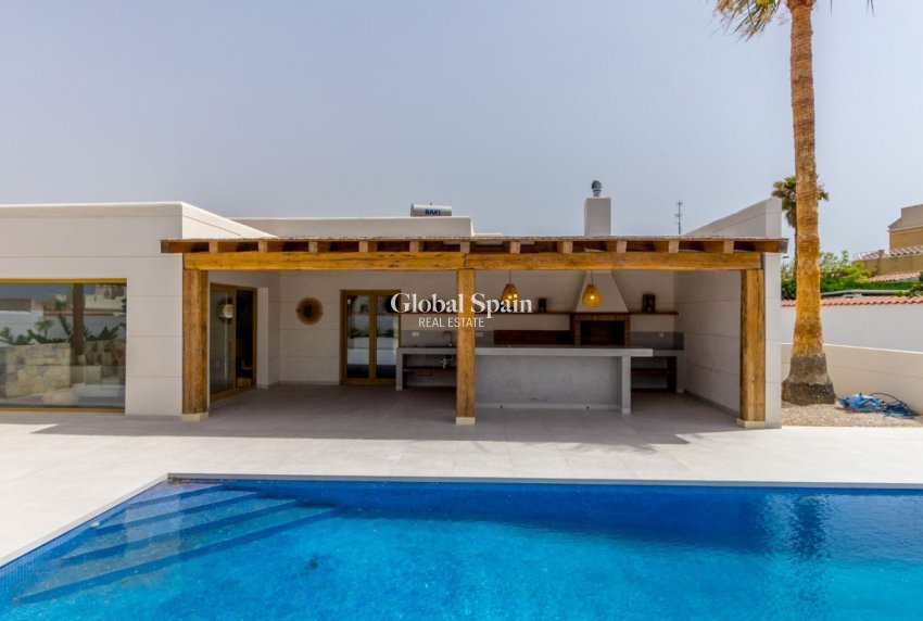 Odsprzedaż - Willa -
TORREVIEJA - 