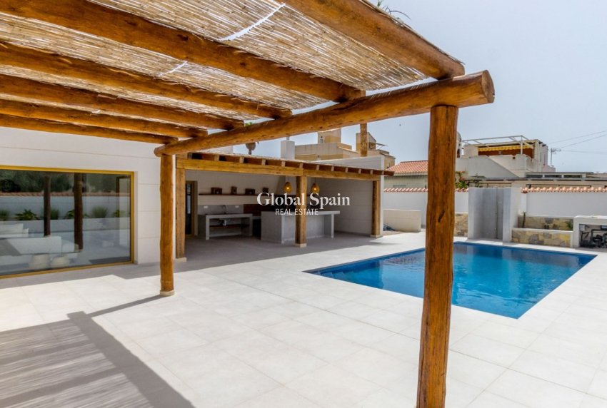 Odsprzedaż - Willa -
TORREVIEJA - 