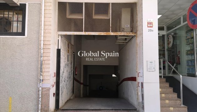PARKEERPLAATS / GARAGE - Wederverkoop - TORREVIEJA -
                Centro