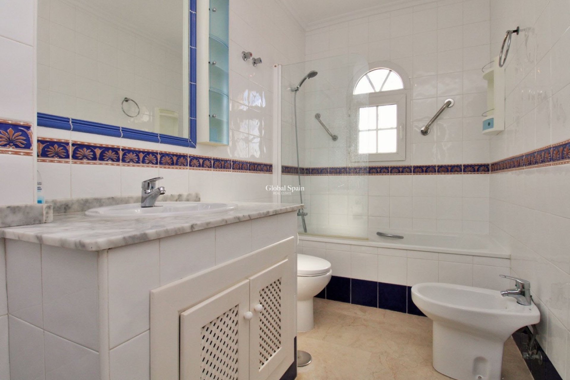 Resale - 2. Town house -
ORIHUELA COSTA - VILLAMARTÍN