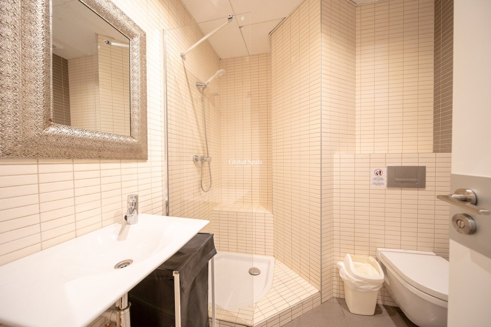 Resale - APARTMENT -
ALICANTE - Centro