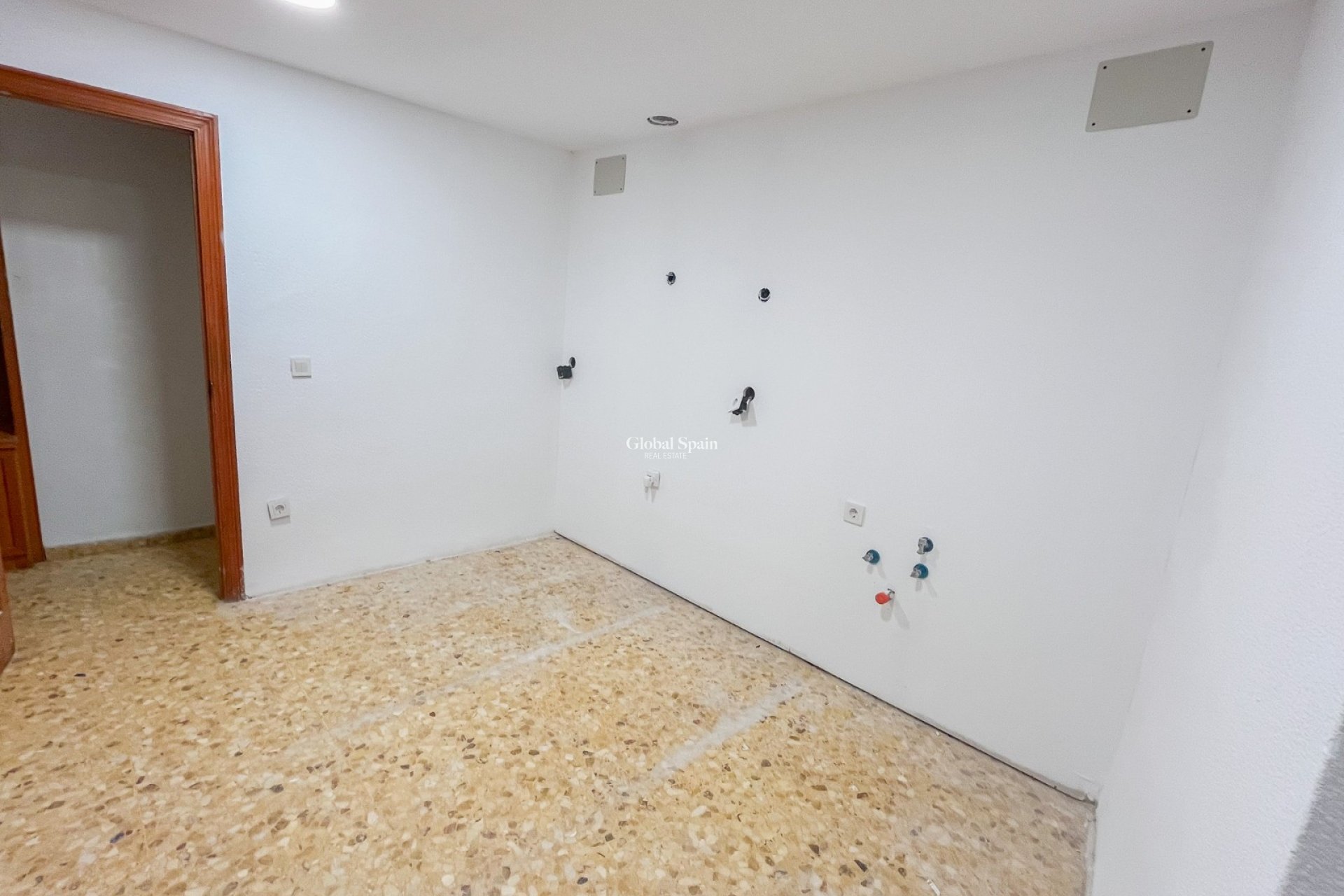 Resale - APARTMENT -
ALICANTE - Centro