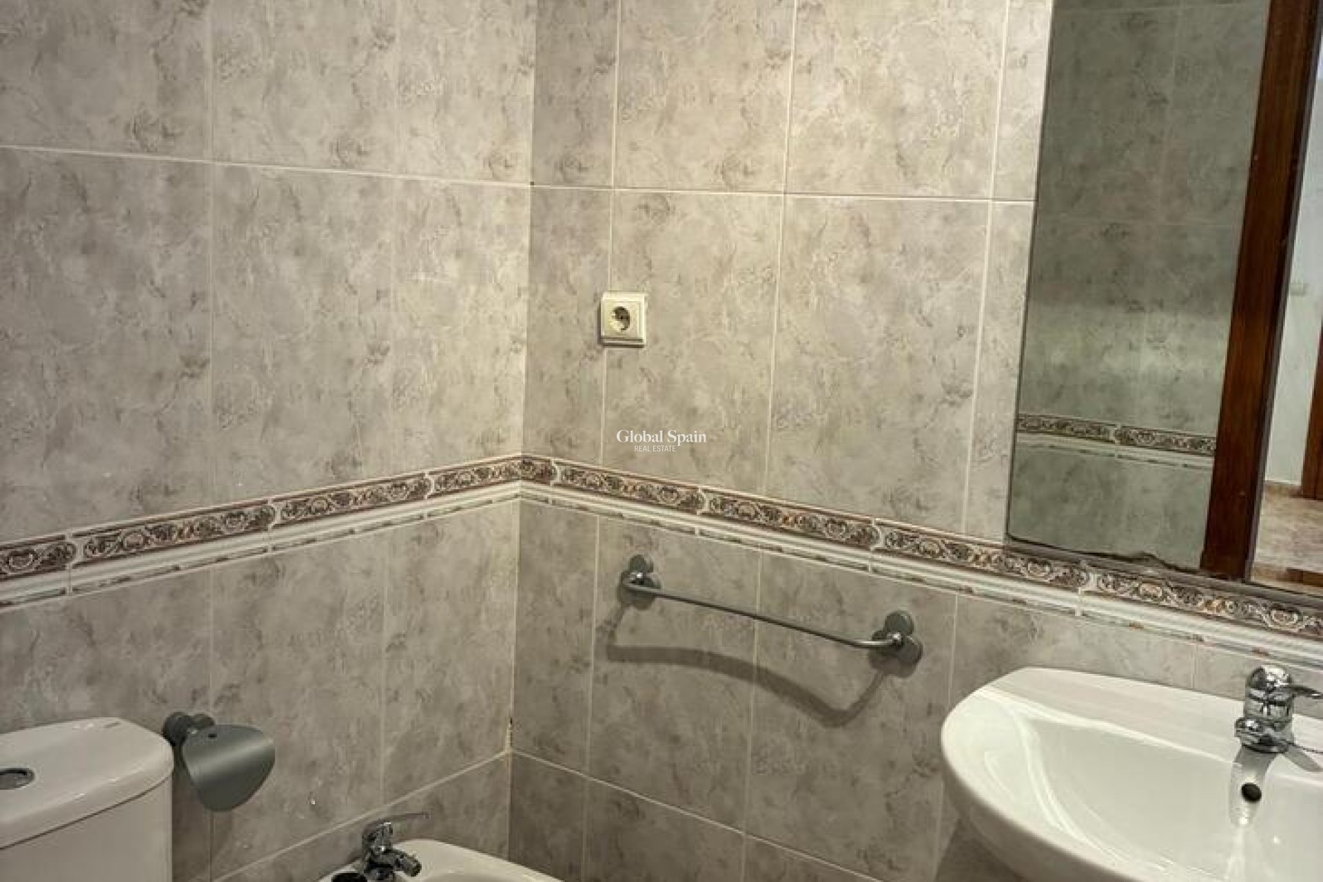 Resale - APARTMENT -
ALMORADÍ - Costa Blanca