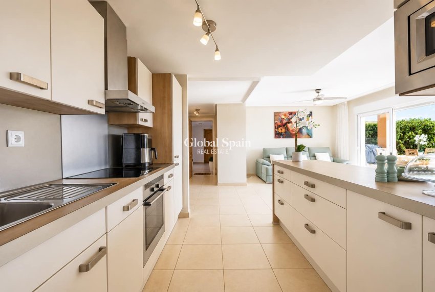 Resale - APARTMENT -
Altaona Golf and Country Club - Inland