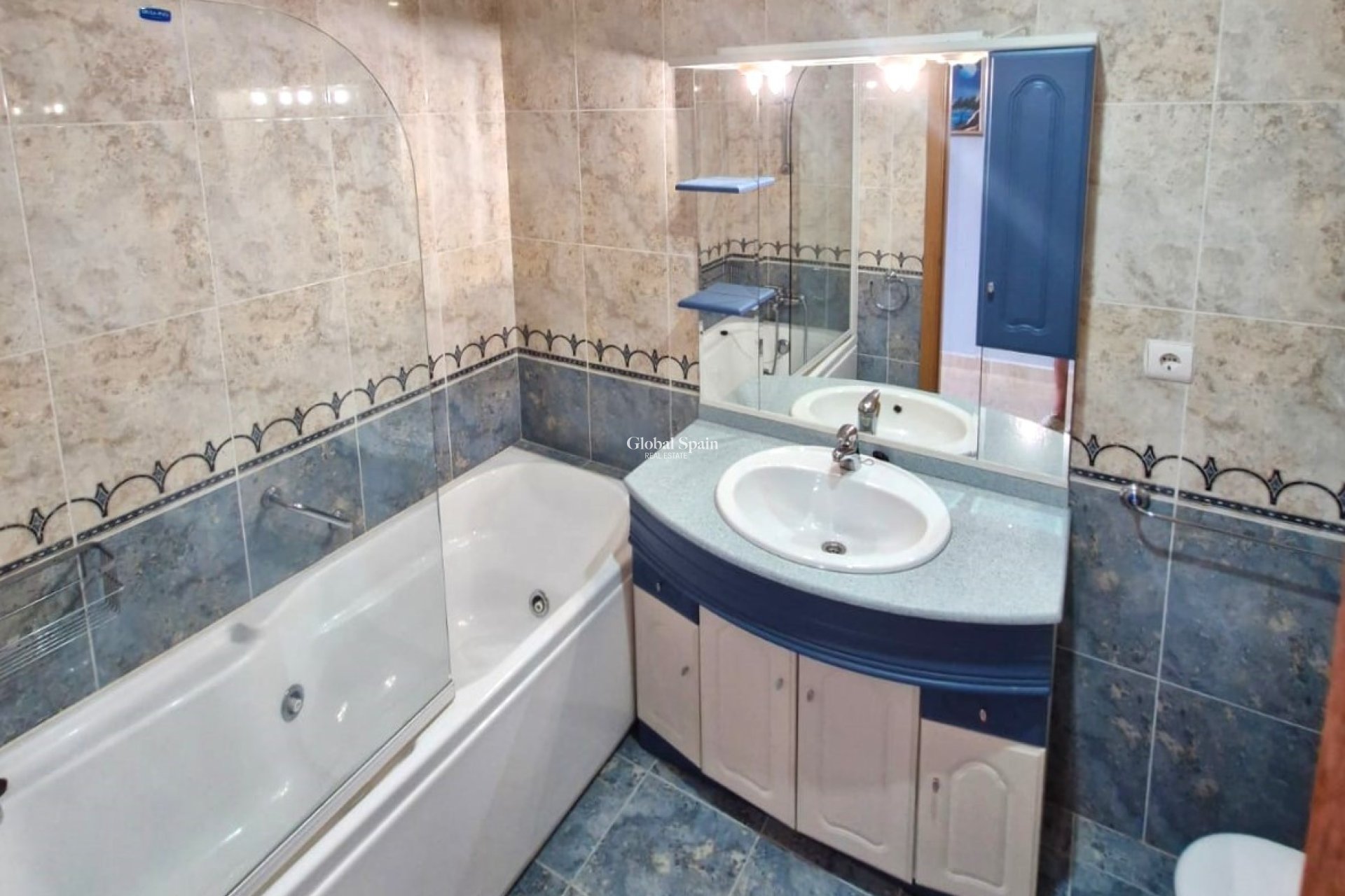 Resale - APARTMENT -
BENIDORM - Levante