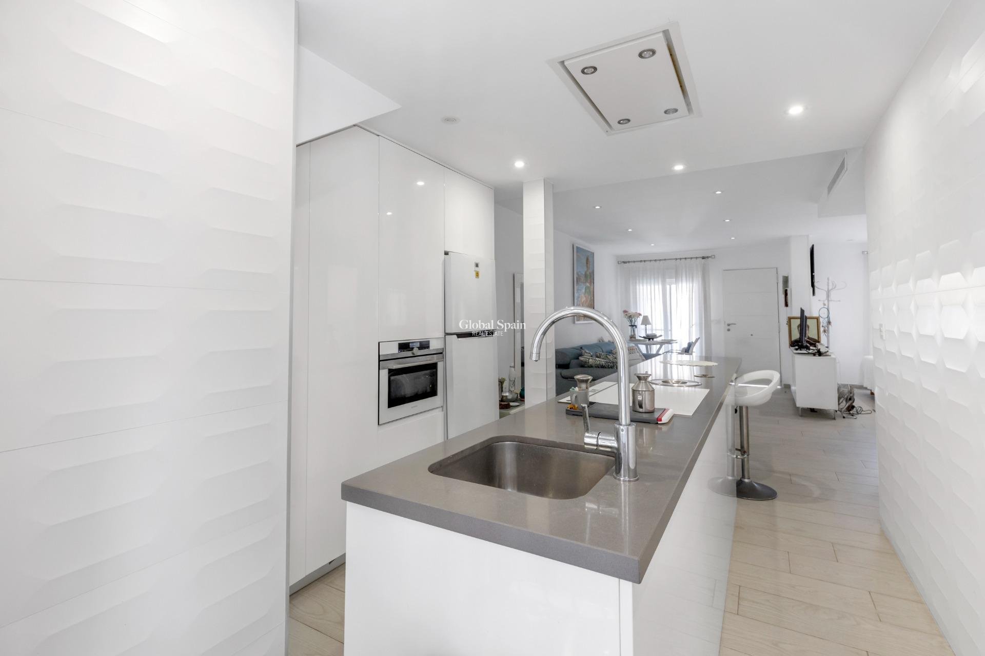 Resale - APARTMENT -
GUARDAMAR DEL SEGURA - Urbanizaciones