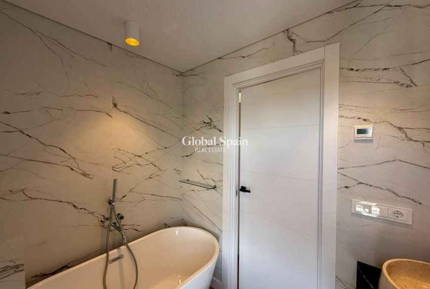 Resale - APARTMENT -
GUARDAMAR DEL SEGURA