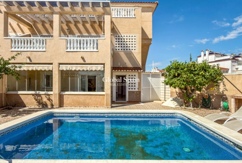 Resale - APARTMENT -
ORIHUELA COSTA - Costa Blanca
