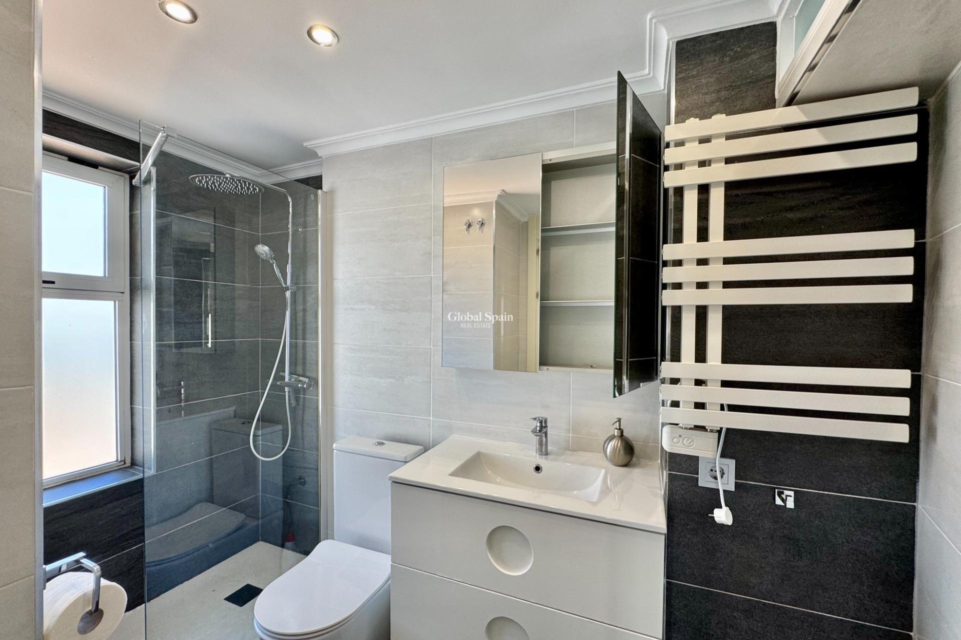 Resale - APARTMENT -
ORIHUELA COSTA - Punta Prima